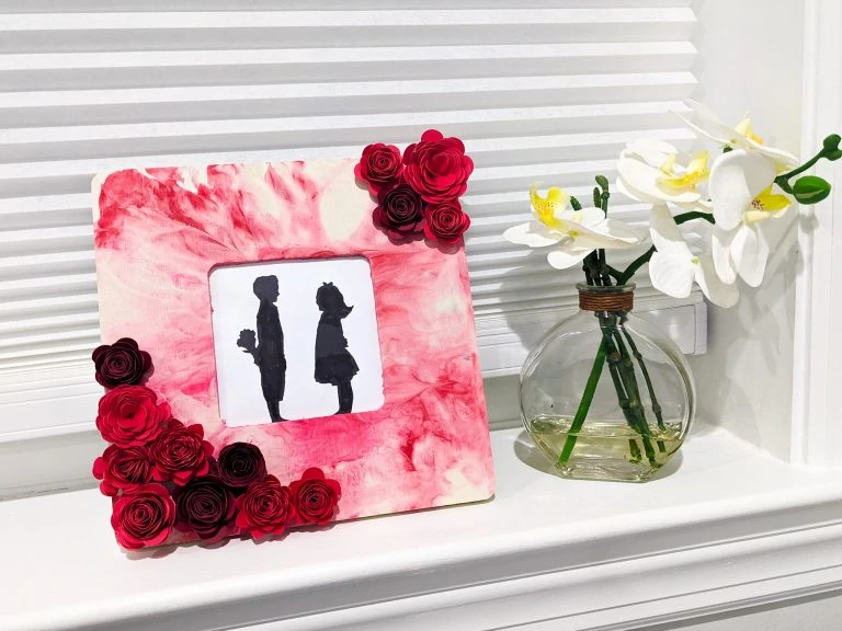 Easy paper rose craft and gift – a floral picture frame with video tutorial